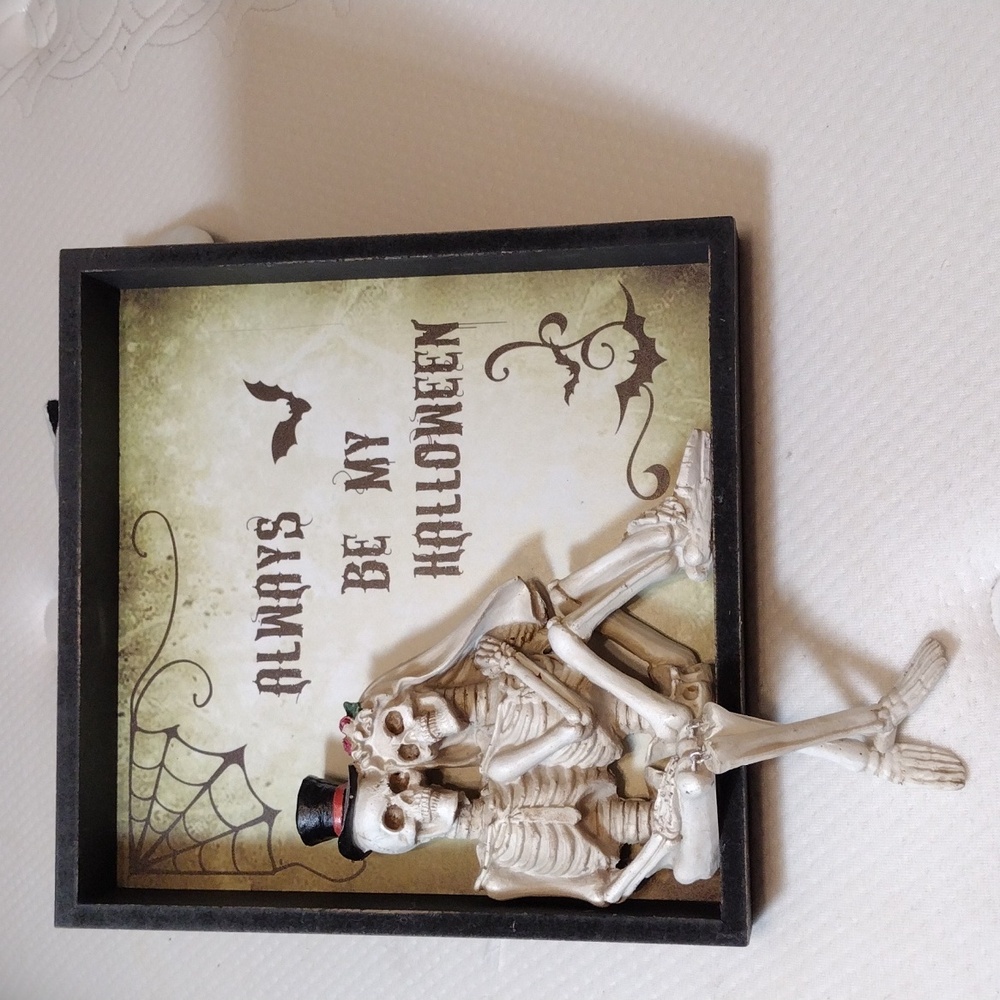 Halloween picture frame decoration.